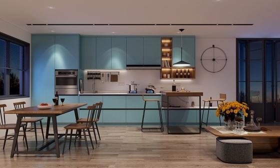 Armário de cozinha vibrante de estilo europeu com design elegante e portas azuis ousadas