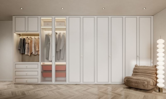 Um guarda-roupa minimalista moderno com painéis brancos elegantes e equipamentos de couro