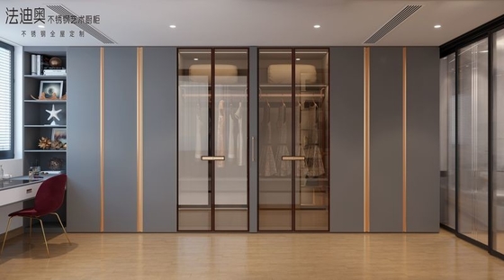 Um guarda-roupa modular de aço inoxidável cinza-azul com acentos amarelos e elegância sutil