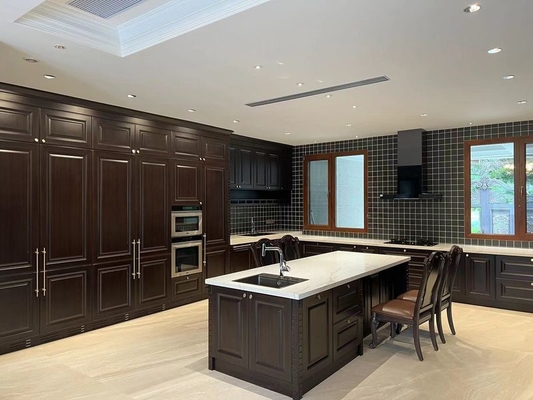 Cozinha de estilo europeu em forma de U com ilha multifuncional e equipamento de ouro premium